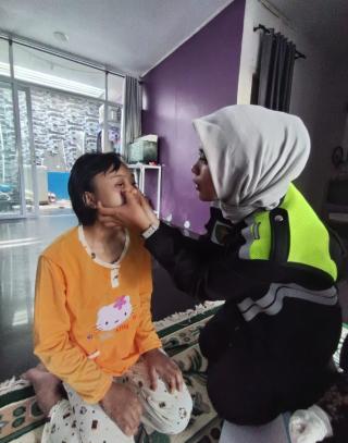 Tim Dokkes Polres Kampar Beri Pelayanan ke Valeri Wahid Anak Korban KDRT