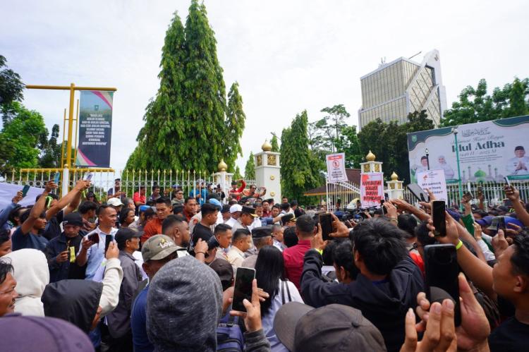 Sempat Tegang, Unjuk Rasa Relokasi TNTN di Kantor Gubernur Berhasil Diredakan