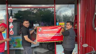 Bapenda Pekanbaru Pasang Striker Tunggakan Pajak di Sejumlah Restoran