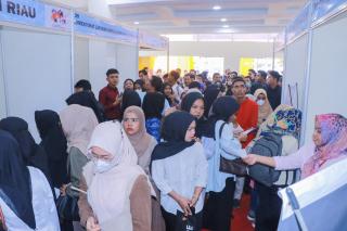 Ribuan Pencaker Datangi Pekanbaru Job Fair 2025