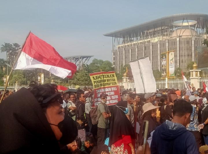 Tak Mau Direlokasi, Ribuan Masyarakat Kawasan TNTN Gelar Aksi Damai Jilid II ke Kantor Gubernur Riau