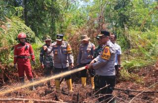 Kapolres Kampar AKBP Boby Turun Langsung Padamkan Api di Rimbo Panjang