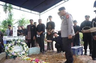 Pemakaman Iptu (Anm) Donal Junus Penuh Haru, Wakapolda Riau Berikan Penghormatan Terakhir