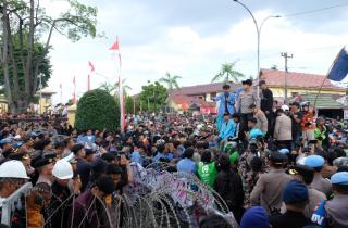 Aksi Damai di Mapolda Riau, Mahasiswa dan Ojol Desak Evaluasi SOP Penanganan Demo