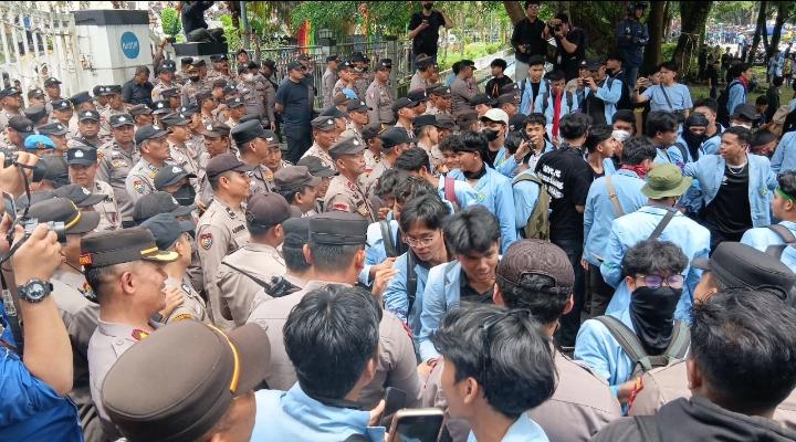 Demo DPRD Riau Damai, Polisi dan Mahasiswa Bersalaman