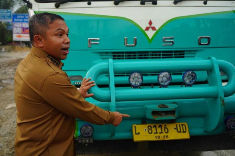 Tinjau Jalan Rusak Minas-Perawang, Gubri Temukan Kendaraan ODOL Plat Luar