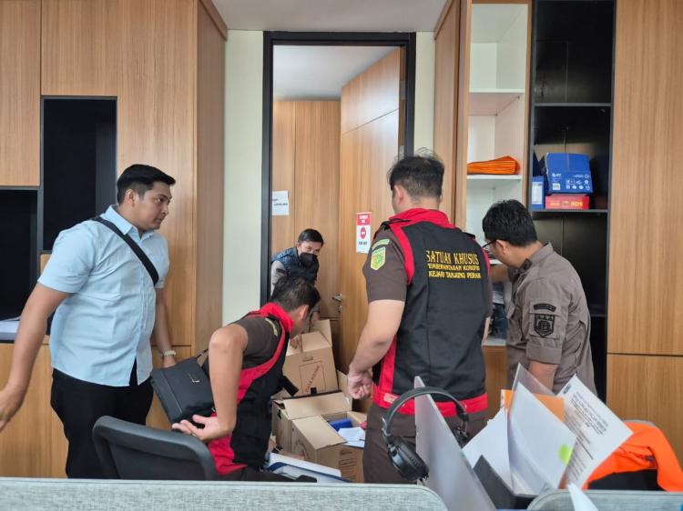Dugaan Korupsi Anggaran Pemeliharaan, Penyidik Kejari Tanjung Perak Geledah PT. Pelindo Regional 3 Surabaya