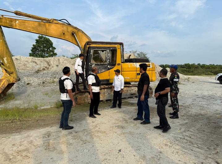 Kolaborasi TNI - Polri Sikat Galian C di Kelurahan Pasir Sialang Kampar