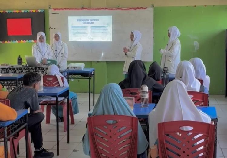 Lima Orang Siswi SMK Abdurrab Pekanbaru Beri Penyuluhan Pola Hidup Sehat Tanpa Parasit di Mts Hasanah