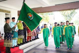 Asisten III Setprov Riau Lepas Kontingen KORPRI Berlaga di PORNAS XVII