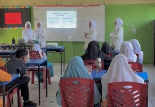 Lima Orang Siswi SMK Abdurrab Pekanbaru Beri Penyuluhan Pola Hidup Sehat Tanpa Parasit di Mts Hasanah