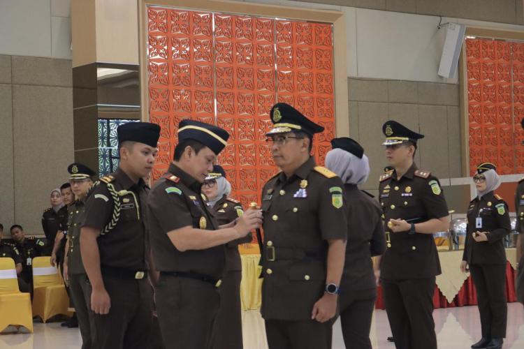 Kajati Riau Resmi Melantik Wakajati dan 5 Kajari