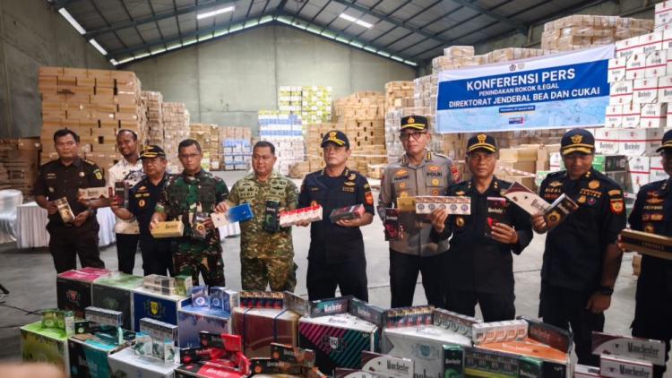 Bea Cukai Grebek Gudang Rokok Ilegal Rp300 Miliar di Pekanbaru