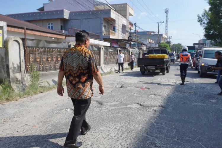 Respon Keluhan Warga, Plt Gubri Instruksikan UPT Perbaiki Jalan Rusak 