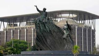 Walikota Pekanbaru Dukung Pergantian Tugu Zapin