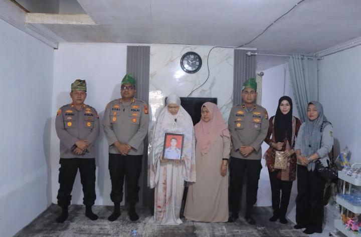 Kapolres Kampar Serahkan KPLBA dan Tali Kasih ke Keluarga Alm. Ipda Apendra