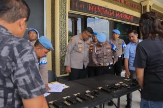 Bid Propam Polda Riau Lakukan Pemeriksaan Senpi di Polres Kampar