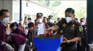 Laksanakan Putusan Pengadilan, 22,2 Juta Batang Rokok Ilegal Dimusnahkan