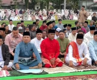 Bupati dan Wabup Pelalawan Bersama Ribuan Masyarakat Sholat Ied Idul Fitri 1447 Hijriah