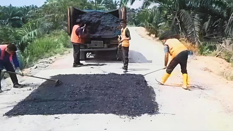Tindaklanjuti Keluhan Warga, Pemprov Riau Perbaiki Jalan Simpang Perak
