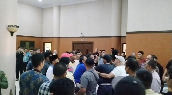 Adu Pukul Terjadi di DPRD Riau Hebohkan Masyarakat