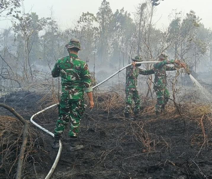 Personel Kodam XIX/Tuanku Tambusai Turun Berjibaku Padamkan Api Karhutla di Kampar