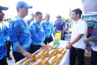 Plt Gubri Tinjau Pasar Murah di Stadion Utama