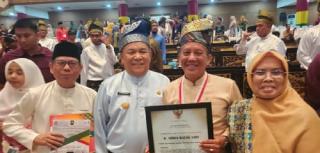HUT Riau Ke-69, Plt Gubri Anugerahi 10 Tokoh Pejuang