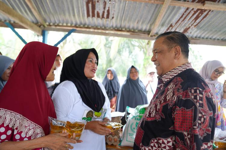 Ringankan Beban Warga, Plt Gubri Bagikan Sembako Gratis di Melebung